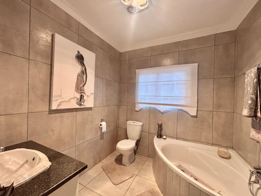 To Let 3 Bedroom Property for Rent in Flamwood North West